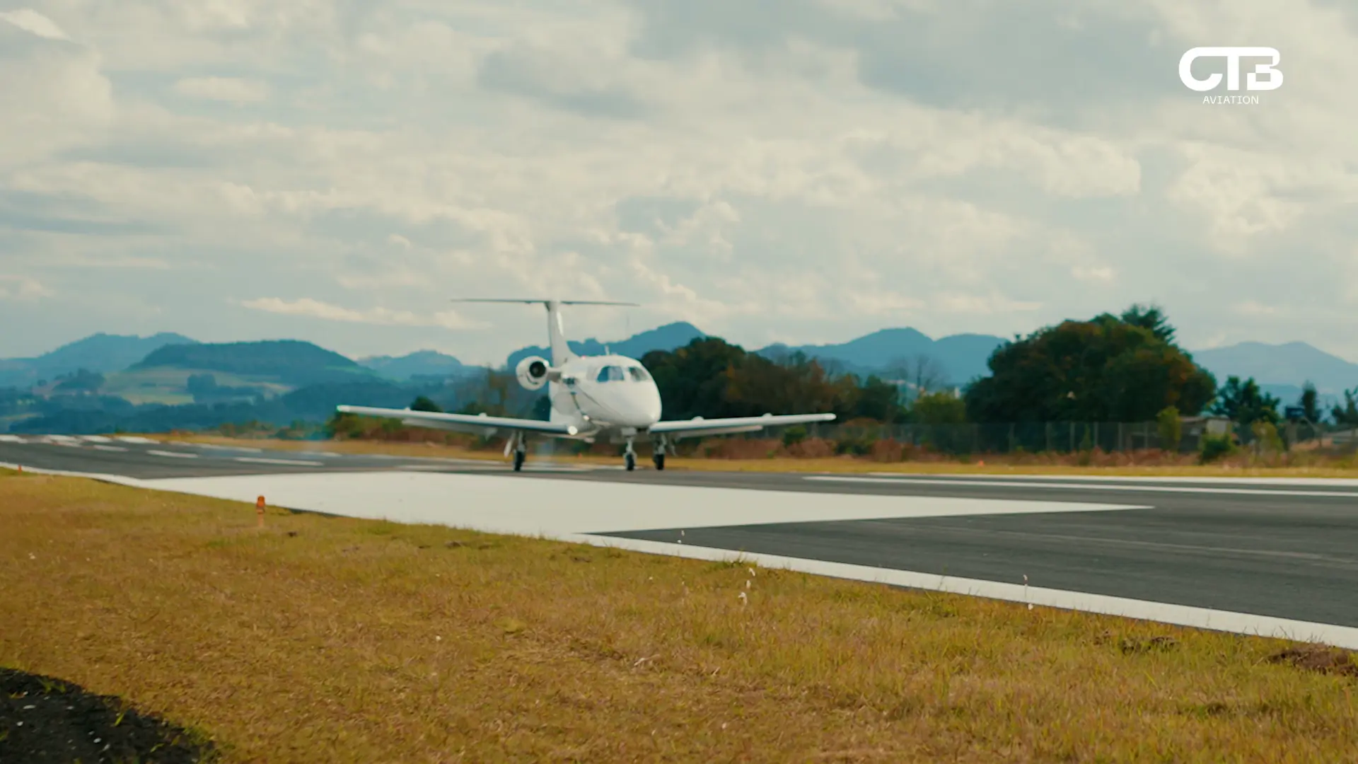 Aeronave taxiando na pista